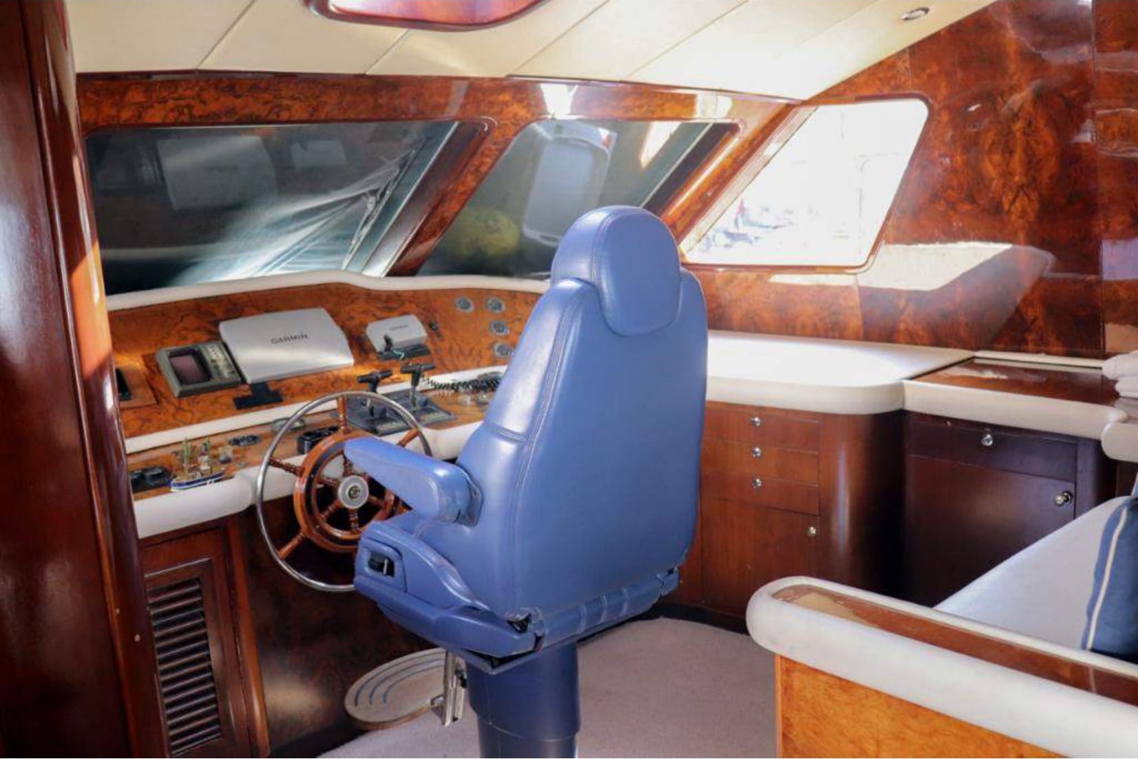 Take the helm from the expertly designed captain’s seat with full steering control.