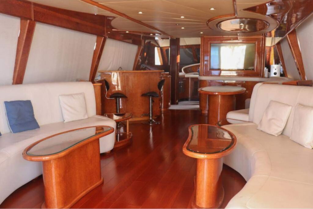 Dubai Harbour Yacht: Classic Wooden Seating by the Water