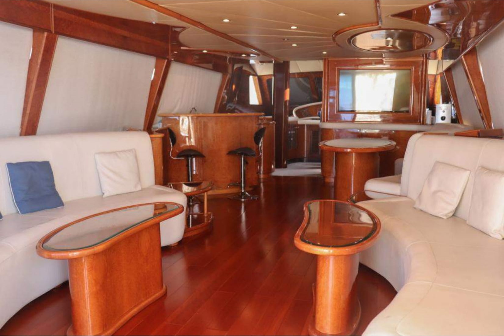 Dubai Harbour Yacht: Classic Wooden Seating by the Water