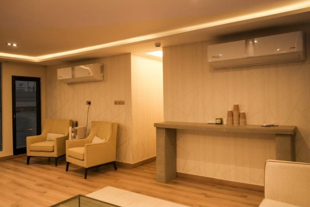 House Boat 80 ft Yacht: Relaxing Sitting Area