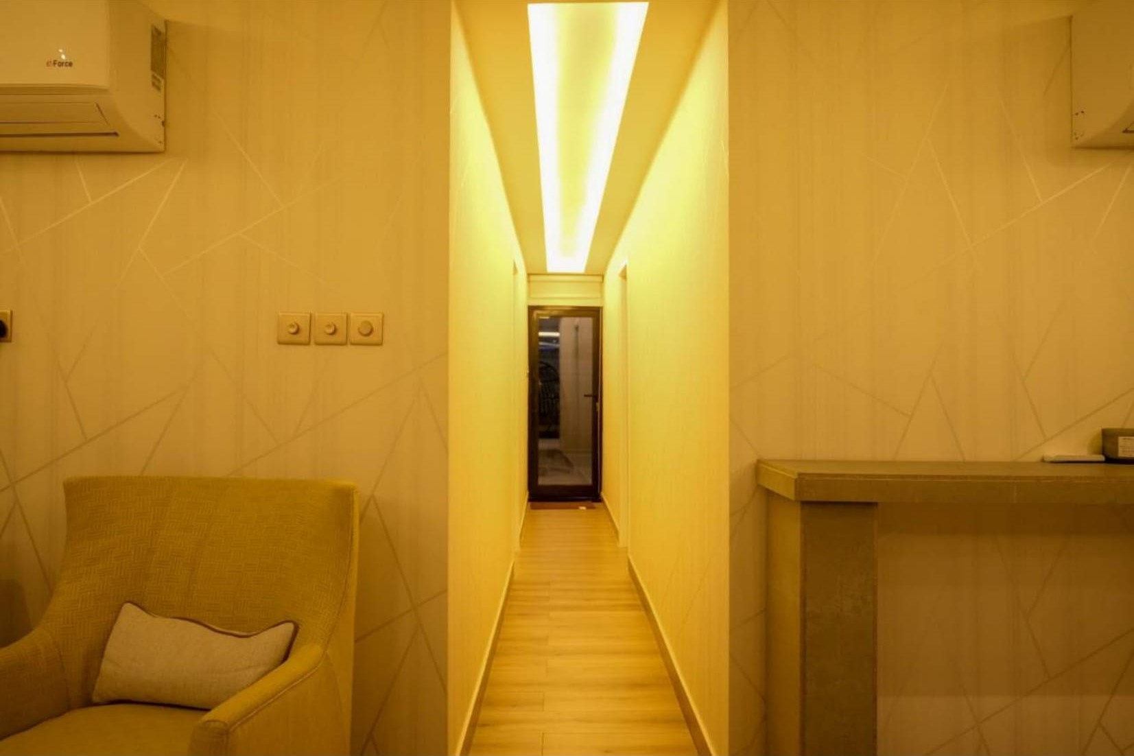 House Boat 80 ft Yacht: Elegant Corridor