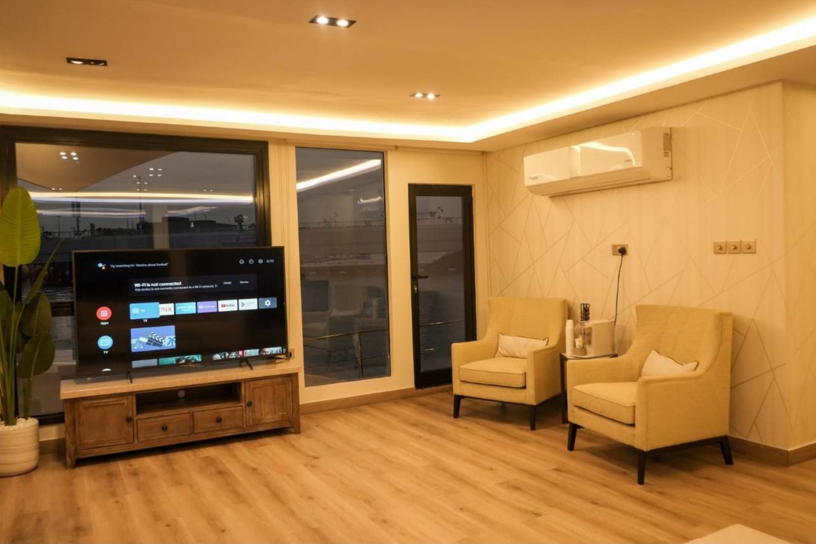 House Boat 80 ft Yacht: Elegant Lounge Space