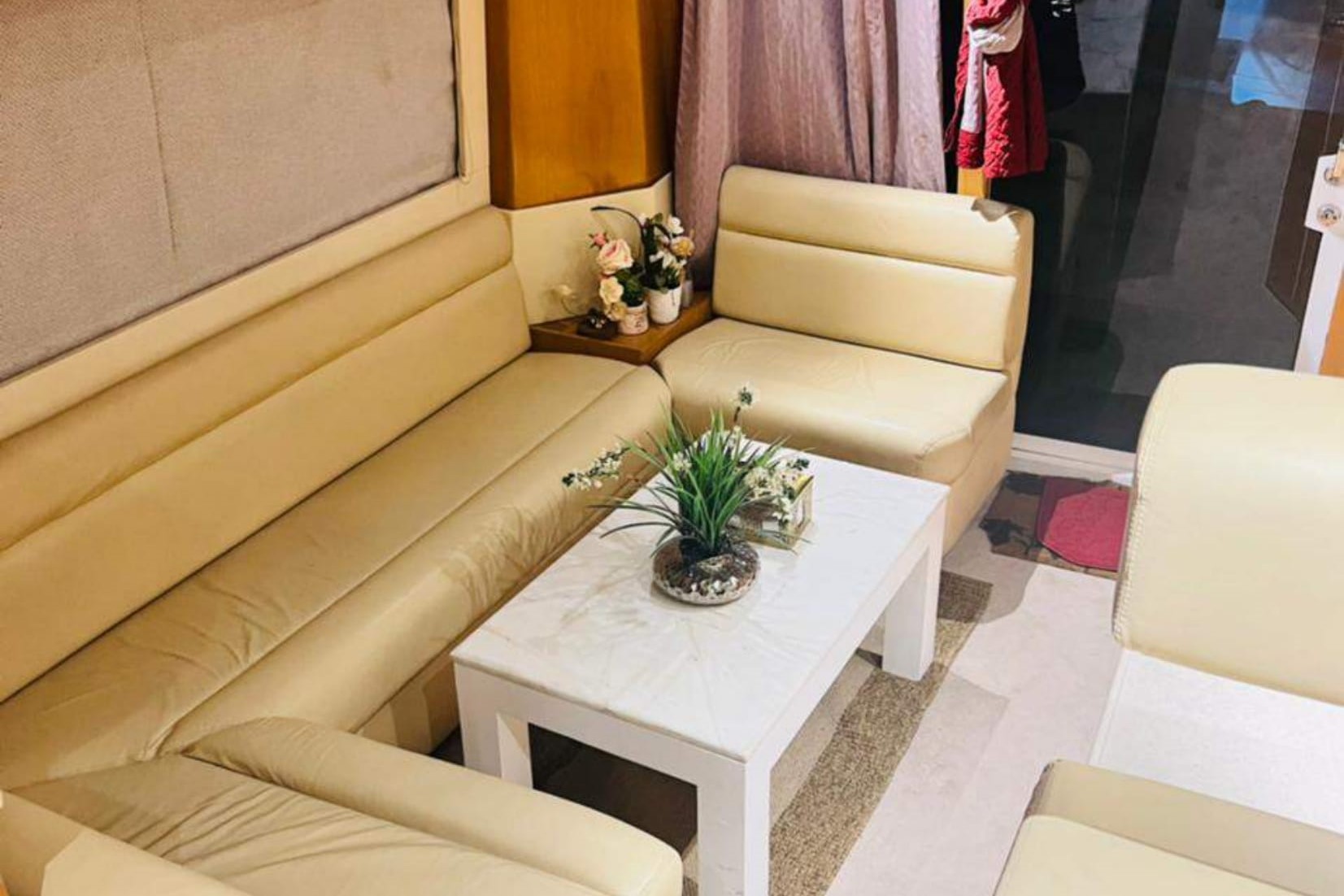 Relax in Style: The Majesty 50 ft Yacht Lounge