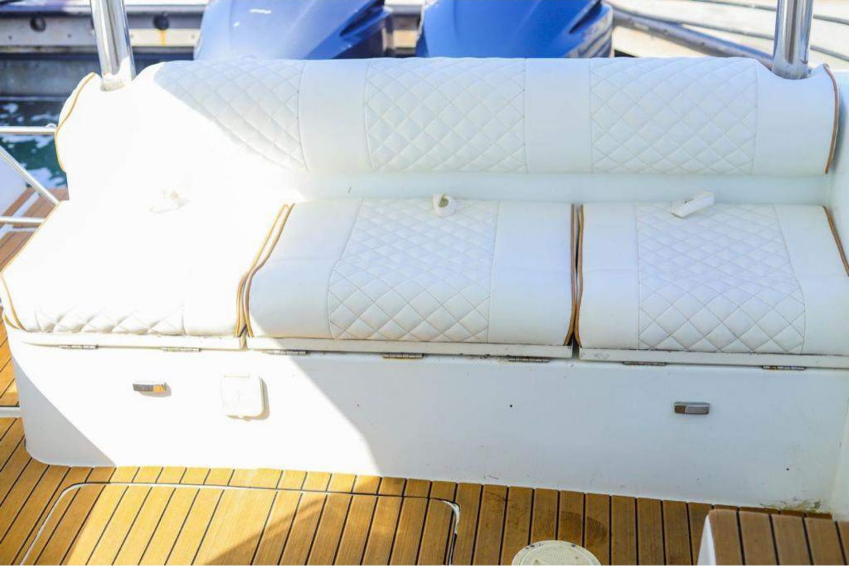 Walk Around 40 ft Yacht: Open Sitting Area for Relaxation